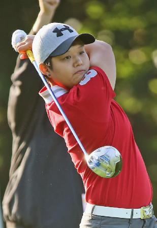 　第１ラウンド、11番でティーショットを放つ野村敏京（共同）
