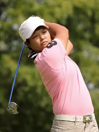 　通算１０アンダーで４位に入った野村敏京