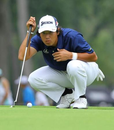 　１２番でラインを読む松山英樹