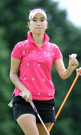 　１１番でバーディーを奪いギャラリーの声援に応える上田桃子