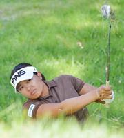 ゴルフ、鈴木が単独首位キープ