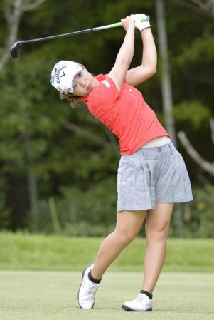 　通算３アンダーで２位につけた大江香織。１５番でティーショットを放つ