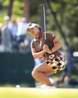 鈴木愛が堅守　最年少＆ツアー初Ｖ王手