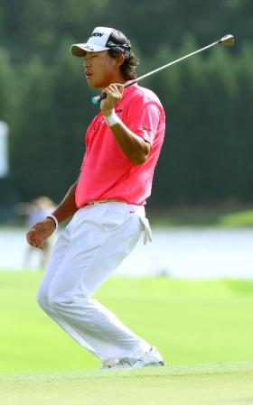 　１７番で第３打がカップをかすめ、悔しがる松山英樹（共同）