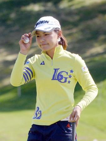 　通算３オーバーでホールアウトする横峯さくら（共同）