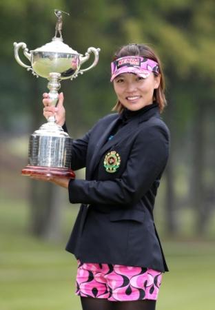 　通算８アンダーで初優勝を飾り笑顔でカップを掲げるテレサ・ルー