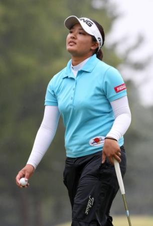 　最終日、通算４アンダーの５位でホールアウトする鈴木愛