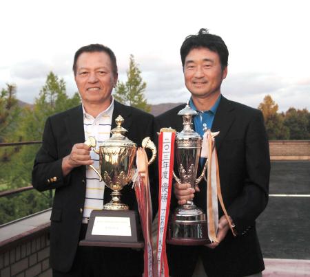 　プロの部優勝の中上達夫（右）とアマの部優勝の朝田剛司