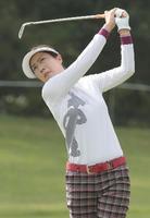 女子ゴルフ　成田２位、佐藤４位