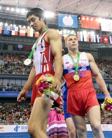 　男子床運動で銀メダルを獲得し、引き揚げる白井健三。右は金メダルのデニス・アブリャジン（共同）