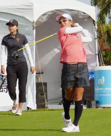 　ティーショットを放つ宮里藍