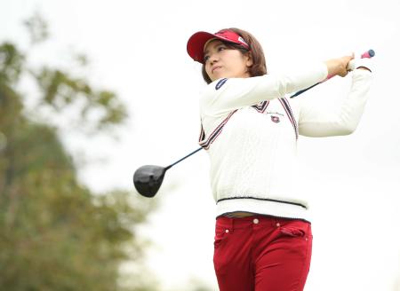 　１４番でティーショットを放つ中村香織