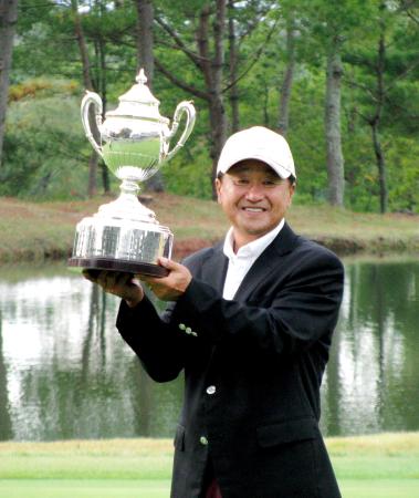 　２度目の大会制覇を果たした倉本昌弘