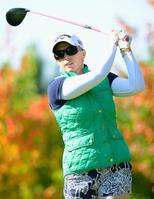 女子ゴルフ、プレッセル単独首位