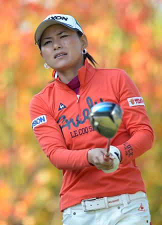 　２番でティーショットを放つ横峯さくら。２アンダーで８位