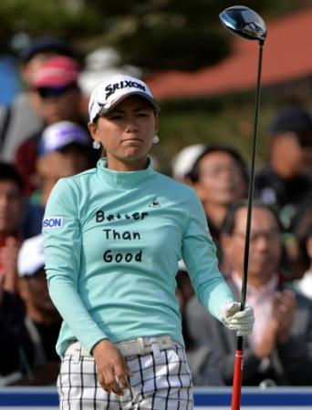 　１番でティーショットを放ちボールの行方を見る横峯さくら