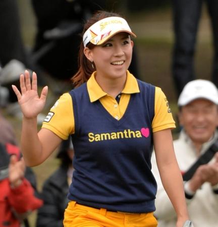 　９番でチップインバーディーを決め歓声に応える香妻琴乃