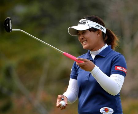 　１７番でバーディーを奪い笑顔を見せる鈴木愛