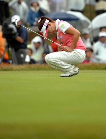 　プレーオフ４ホール目でバーディーパットを外し悔しがる香妻琴乃