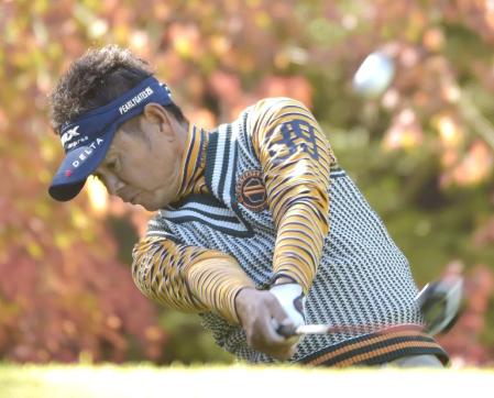 ２番でティーショットを放つ藤田寛之。５アンダーで首位に立った＝太平洋クラブ御殿場