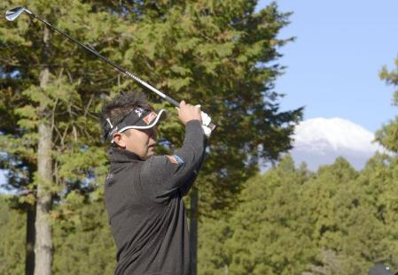 ２番でティーショットを放つ塚田陽亮。５アンダーで首位に立った＝太平洋クラブ御殿場