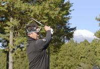 塚田陽やった！ツアー初首位