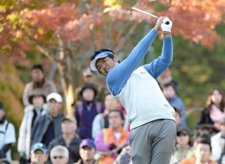 　１７番でティーショットを放つ武藤俊憲