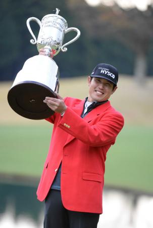 　三井住友ＶＩＳＡ太平洋マスターズで優勝を果たし、トロフィーを手に喜ぶＤ・オー