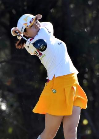 　４番でティーショットを放つ勝みなみ