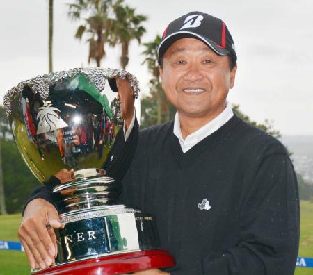 　優勝カップを手にする倉本昌弘