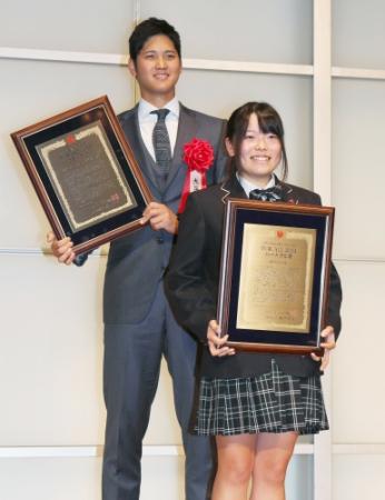 　「ＦＯＲ　ＡＬＬ　２０１４」のグランプリを受賞した大谷翔平（左）とハートフル賞を受賞した勝みなみ＝東京ドームホテル