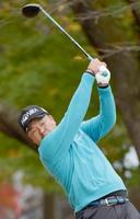 男子ゴルフ、小田孔が首位発進