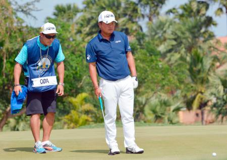 　６番でラインを読む小田孔明。７９と崩れ４６位に後退した（共同）