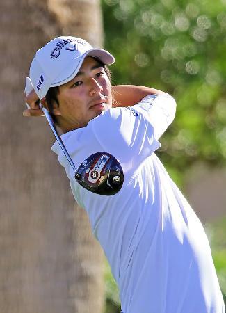 　練習ラウンドでティーショットを放つ石川遼＝ＰＧＡウェスト（共同）