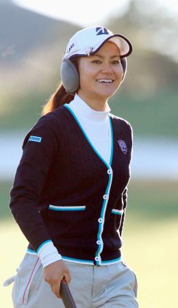 　開幕戦を前に笑顔で調整する宮里藍（共同）