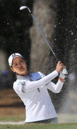 　最終ラウンド、１番でバンカーショットを放つ宮里藍。６６位に終わった＝ゴールデンオカラ・クラブ（共同）