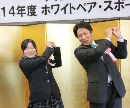 　スポーツ賞の表彰式でポーズをとる勝みなみ。右は青学大の原監督＝６日、東京都内のホテル