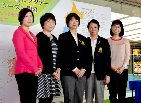 　女子ゴルフ開幕イベントに出席した（左から）村口史子、山崎千佳代、小林浩美会長、樋口久子相談役、東尾理子
