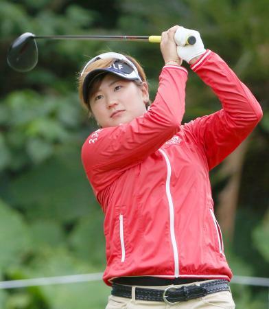 　プロアマ戦でティーショットを放つ成田美寿々＝琉球ＧＣ