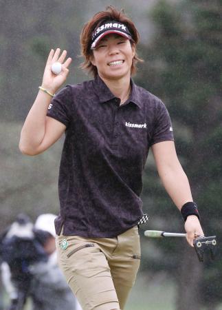 　第２日、通算８アンダーで首位の穴井詩。１８番でバーディーを決める＝琉球ＧＣ