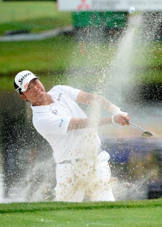 　１７番でバンカーショットを放つ松山英樹（共同）