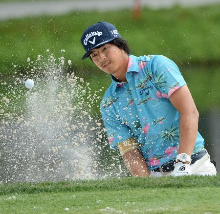 　第２ラウンド、１７番でバンカーショットを放つ石川遼。通算５アンダーで２３位に浮上した＝ベイヒル・クラブ（共同）