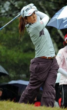 ２番でティーショットを放つ藤本麻子＝勝ちら技ＧＣ