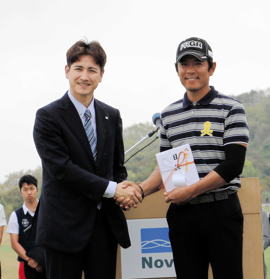 　２位の矢野東（右）と久岡征司大会実行委員長