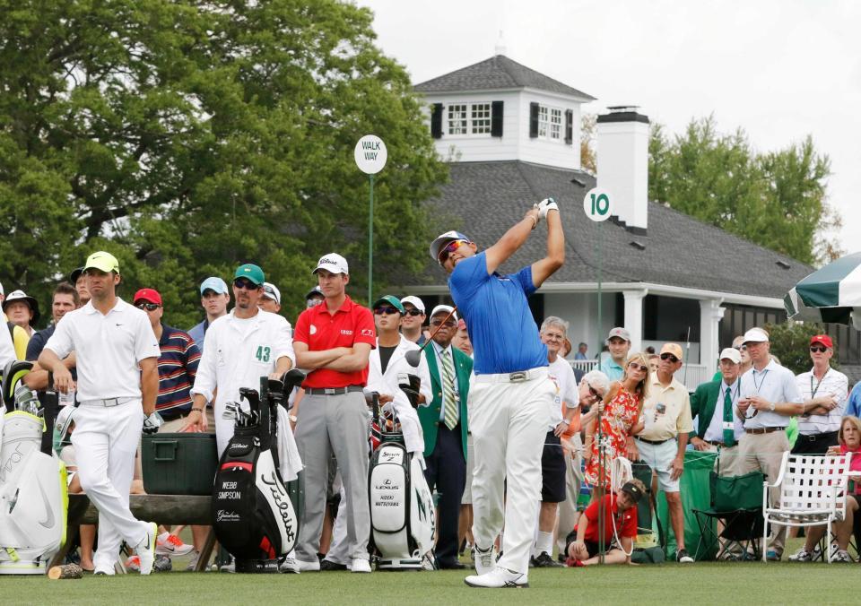 　１０番でクラブハウスを背にティーショットを放つ松山英樹