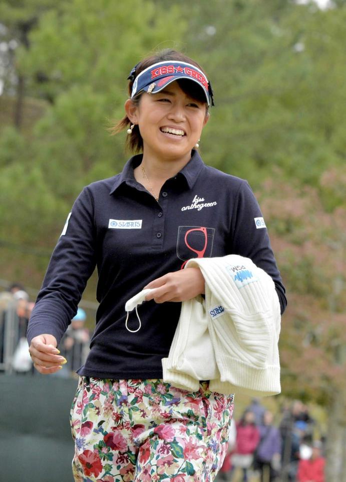 　通算１アンダーで２位タイに浮上し、笑顔で引き揚げる岡村咲