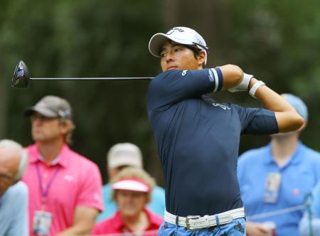 　第３ラウンド、１６番でティーショットを放つ石川遼。通算３オーバーで７４位＝ハーバータウン・リンクス（共同）