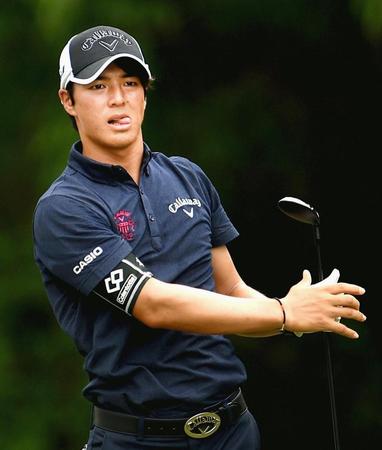 　第１ラウンド、16番でティーショットを放ち、打球の行方を追う石川遼