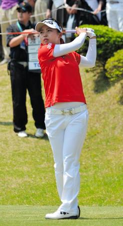 　５バーディー、ボギーなしの６７をマークし、通算７アンダーで単独首位に立った一ノ瀬優希