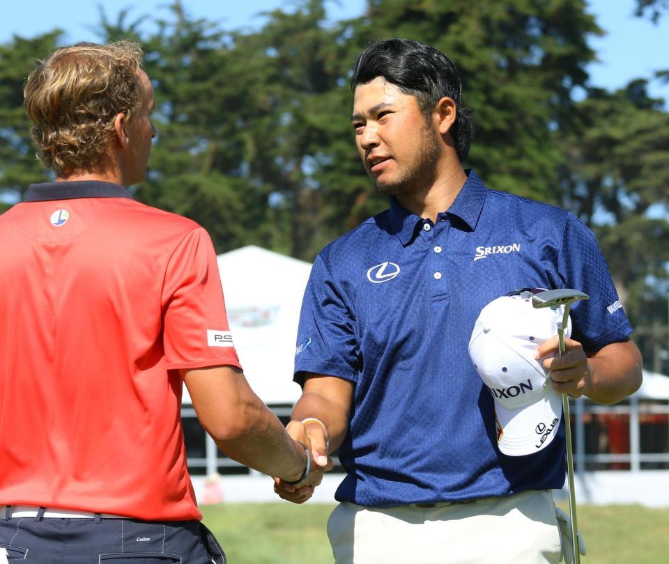 　２アップで２連勝し、対戦相手と握手する松山英樹